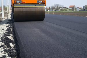 O que é Concreto Betuminoso Usinado a Quente (CBUQ) e suas aplicações em rodovias?