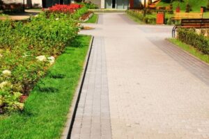 Piso Intertravado de Concreto: Onde Comprar para Praças e Parques
