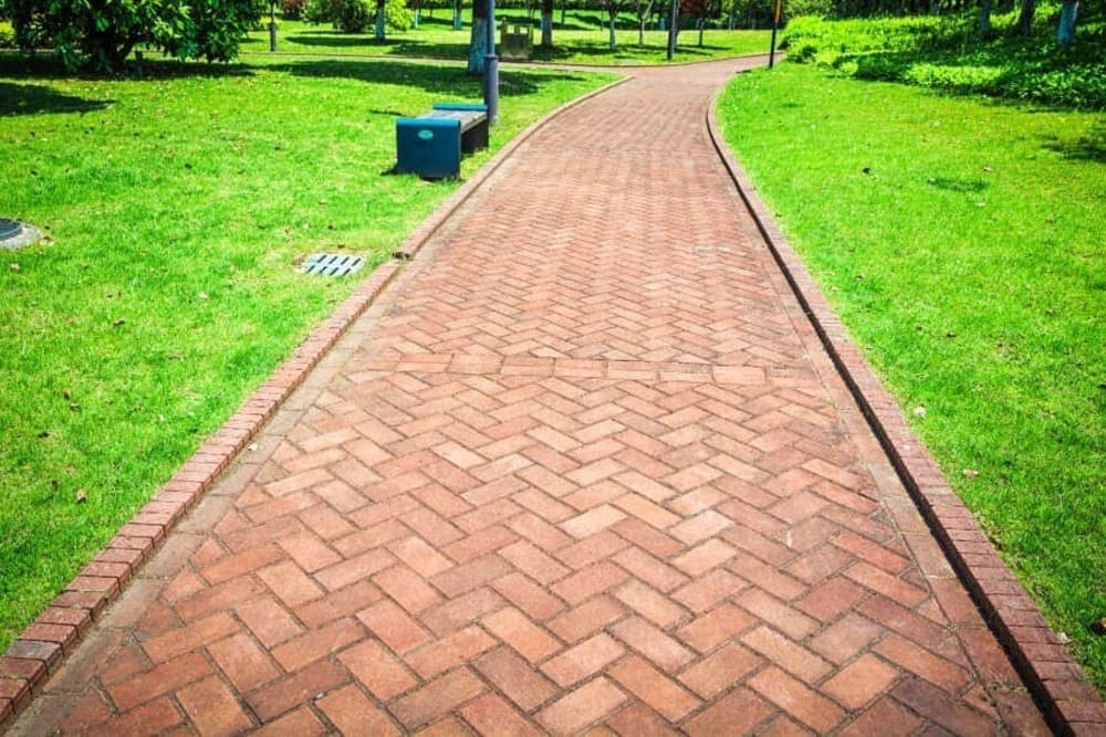 Pisos intertravados como parte de um projeto de construção sustentável
